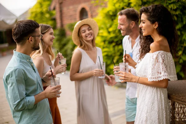 Group Young People Gather Outdoors Enjoy Each Other Company Refreshing — Stockfoto
