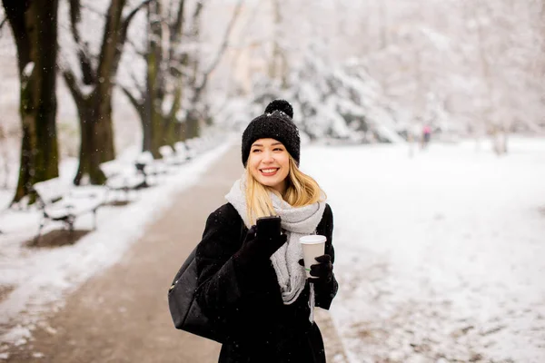 Ung Kvinna Står Ett Vinter Underland Bär Varma Kläder Och — Stockfoto