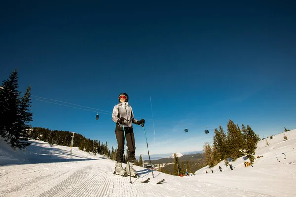 Una Joven Soltera Disfruta Soleado Día Invierno Esquí Vestida Con — Foto de Stock