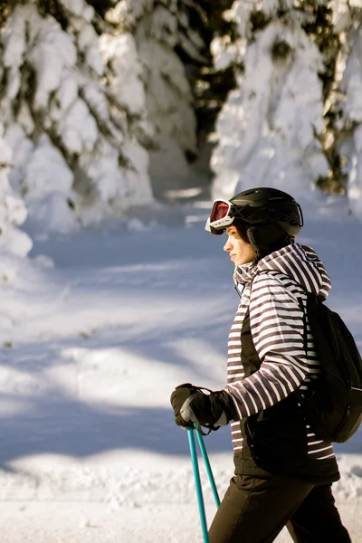 Одинокая Молодая Женщина Наслаждается Солнечным Зимним Днем Катания Лыжах Одетая — стоковое фото