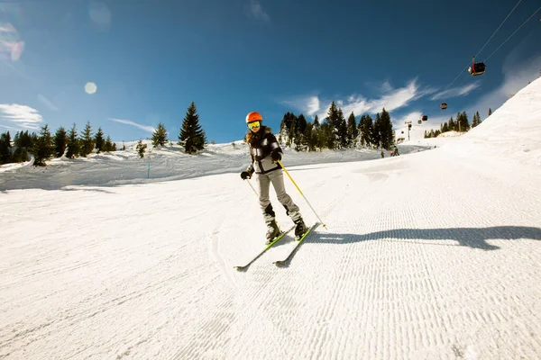 Bekar Bir Kız Güneşli Bir Kış Günü Kayak Yapıyor Kar — Stok fotoğraf