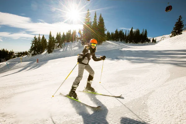 Una Chica Soltera Disfruta Soleado Día Invierno Esquí Vestida Con — Foto de Stock