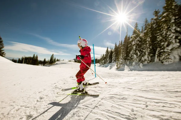 Ensam Tjej Njuter Solig Vinterdag Skidåkning Klädd Full Snöutrustning Med — Stockfoto