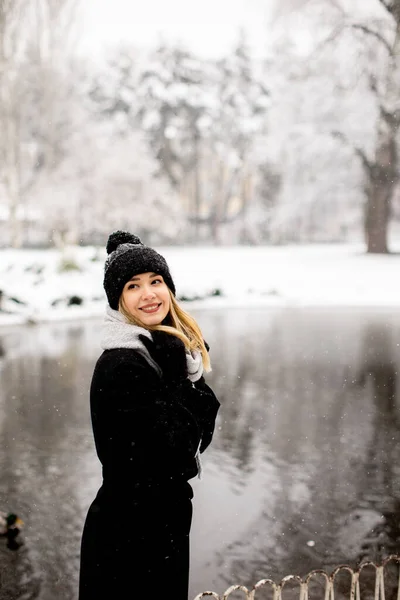 Pretty Young Woman Warm Clothes Enjoying Snow — Stockfoto