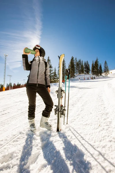 Joven Mujer Disfrutando Día Invierno Esquiando Las Pistas Cubiertas Nieve — Foto de Stock