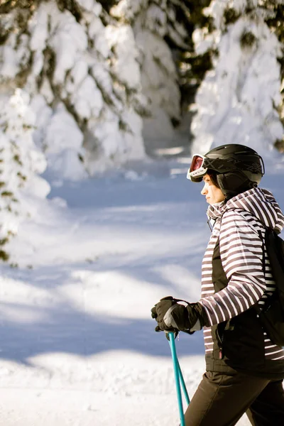 Una Joven Soltera Disfruta Soleado Día Invierno Esquí Vestida Con —  Fotos de Stock