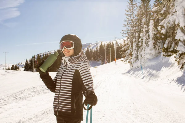 Jovem Mulher Desfrutando Dia Inverno Esqui Nas Encostas Cobertas Neve — Fotografia de Stock
