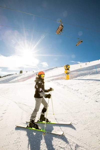 Una Chica Soltera Disfruta Soleado Día Invierno Esquí Vestida Con — Foto de Stock