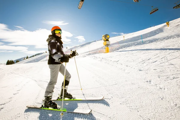 一个单身女孩穿着雪装 穿着滑雪靴和太阳镜 享受着一个阳光灿烂的冬日滑雪日 — 图库照片