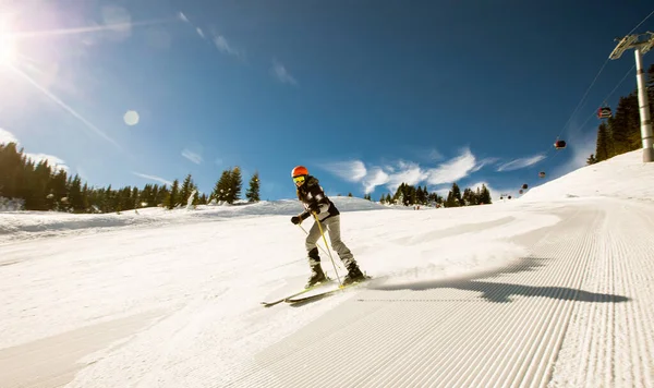 Ένα Μόνο Κορίτσι Απολαμβάνει Μια Ηλιόλουστη Χειμωνιάτικη Μέρα Σκι Ντυμένη — Φωτογραφία Αρχείου