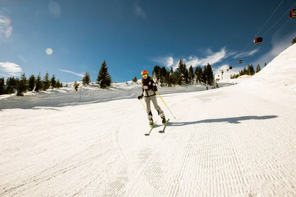 소녀가 부츠와 선글라스를 눈덮인 스키를 겨울날을 즐긴다 — 스톡 사진