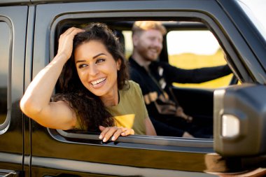 Genç ve yakışıklı çift yolculukta eğleniyor.