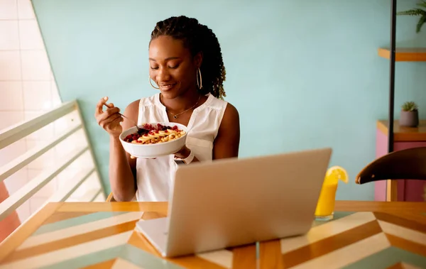 Jolie Jeune Femme Noire Prenant Petit Déjeuner Sain Tout Travaillant — Photo