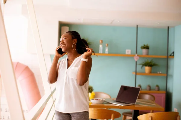 Mujer Negra Bastante Joven Usando Teléfono Móvil Cafetería —  Fotos de Stock