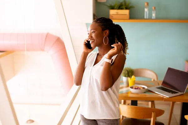 Досить Молода Чорна Жінка Використовуючи Мобільний Телефон Кафе — стокове фото