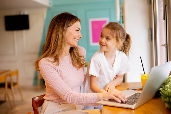 Досить Молода Мама Дочка Працюють Ноутбуці Ють Свіжий Апельсиновий Сік — стокове фото