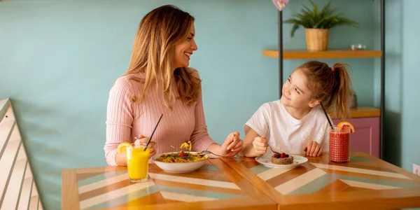 Mãe Filha Divertindo Durante Café Manhã Com Sucos Espremidos Frescos — Fotografia de Stock