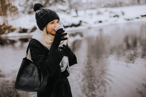 Mooie Jonge Vrouw Warme Kleren Genieten Sneeuw Met Afhaalkoffie Kopje — Stockfoto
