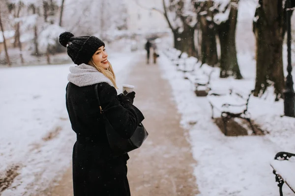 Pretty Young Woman Warm Clothes Enjoying Snow Takeaway Coffee Cup — 图库照片