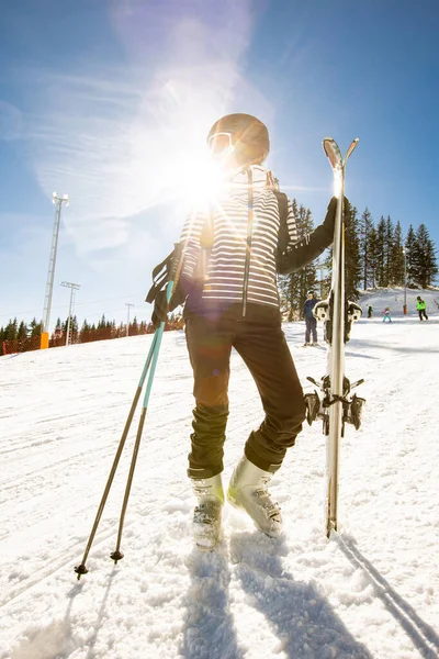 Giovane Donna Che Gode Giornata Invernale Sciando Sulle Piste Innevate — Foto Stock
