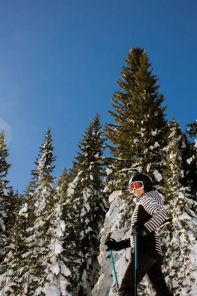 Молодая Женщина Наслаждается Зимним Днем Катания Лыжах Заснеженным Склонам Окруженная — стоковое фото