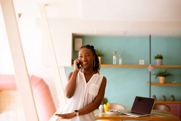 Mooie Jonge Zwarte Vrouw Met Behulp Van Mobiele Telefoon Het — Stockfoto