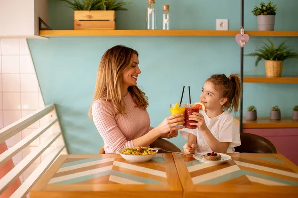 Мать Дочь Хорошо Проводят Время Завтраком Свежими Соками Кафе — стоковое фото