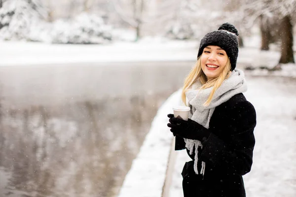 Söt Ung Kvinna Varma Kläder Njuter Snö Med Takeaway Kaffekopp — Stockfoto