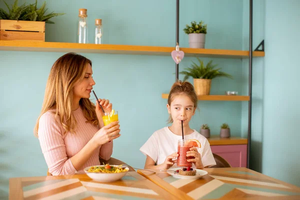 Мать Дочь Хорошо Проводят Время Завтраком Свежими Соками Кафе — стоковое фото