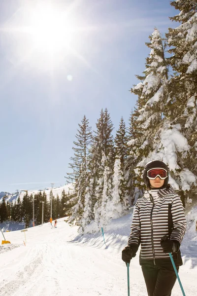 Young Woman Enjoying Winter Day Skiing Snow Covered Slopes Surrounded — Stock Photo, Image