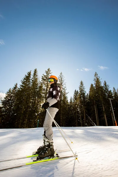 소녀가 부츠와 선글라스를 눈덮인 스키를 겨울날을 즐긴다 — 스톡 사진