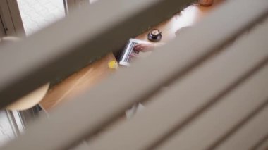 Dizüstü bilgisayarda çalışan ve kafede kahve içen üst düzey bir kadın.