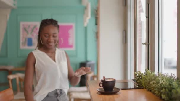 Mulher Negra Muito Jovem Bebendo Café Enquanto Olha Para Tablet — Vídeo de Stock