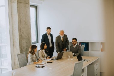 Grup işadamları ve birlikte çalışma office iş kadınları