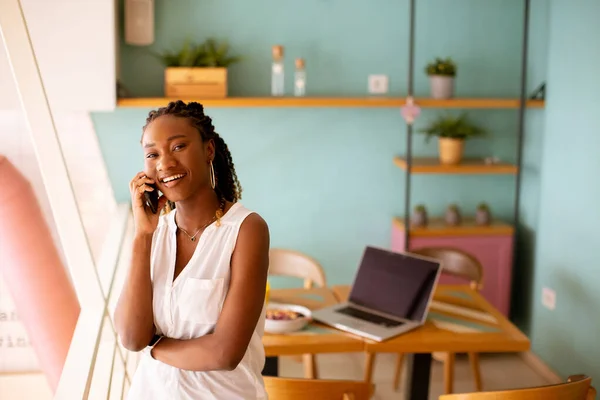 Mooie Jonge Zwarte Vrouw Met Behulp Van Mobiele Telefoon Het — Stockfoto