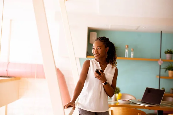 Досить Молода Чорна Жінка Використовуючи Мобільний Телефон Кафе — стокове фото