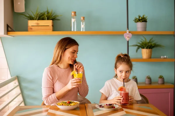 Mor Och Dotter Har Trevligt Frukost Med Färska Pressade Juicer — Stockfoto