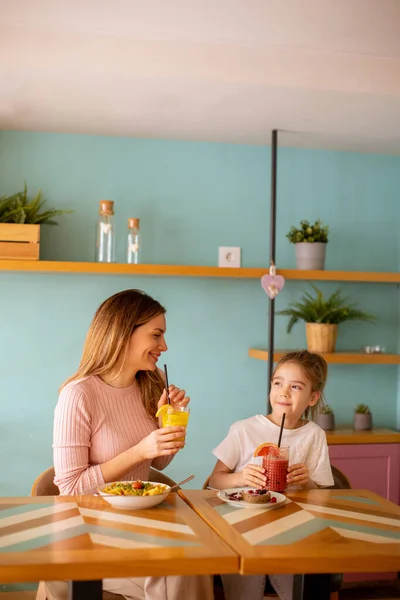 Mutter Und Tochter Amüsieren Sich Beim Frühstück Mit Frisch Gepressten — Stockfoto