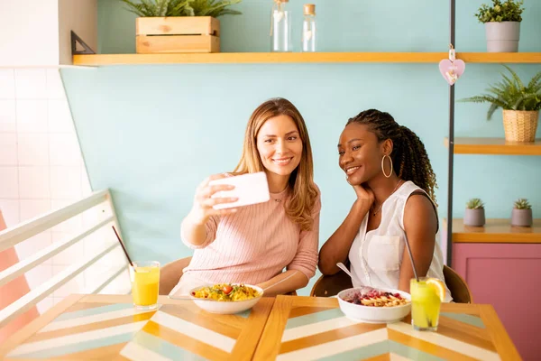 Kafkasyalı Siyah Iki Güzel Genç Kadın Kafede Cep Telefonuyla Selfie — Stok fotoğraf