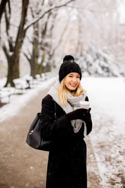 Pretty Young Woman Warm Clothes Enjoying Snow Takeaway Coffee Cup — 图库照片