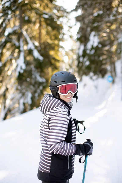 Jovem Mulher Desfrutando Dia Inverno Esqui Nas Encostas Cobertas Neve — Fotografia de Stock