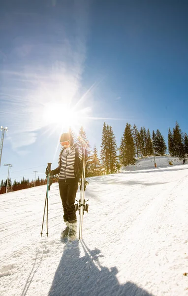 Νεαρή Γυναίκα Απολαμβάνει Χειμωνιάτικη Μέρα Σκι Στις Χιονισμένες Πλαγιές Περιτριγυρισμένη — Φωτογραφία Αρχείου