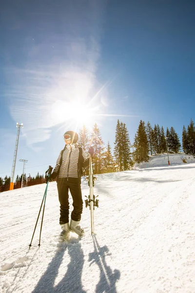 Joven Mujer Disfrutando Día Invierno Esquiando Las Pistas Cubiertas Nieve — Foto de Stock