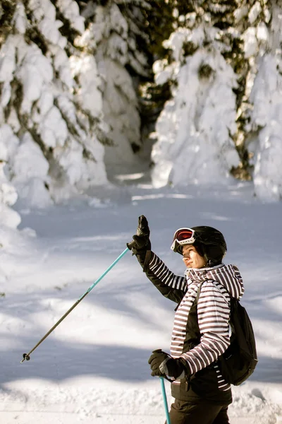 Joven Mujer Disfrutando Día Invierno Esquiando Las Pistas Cubiertas Nieve —  Fotos de Stock