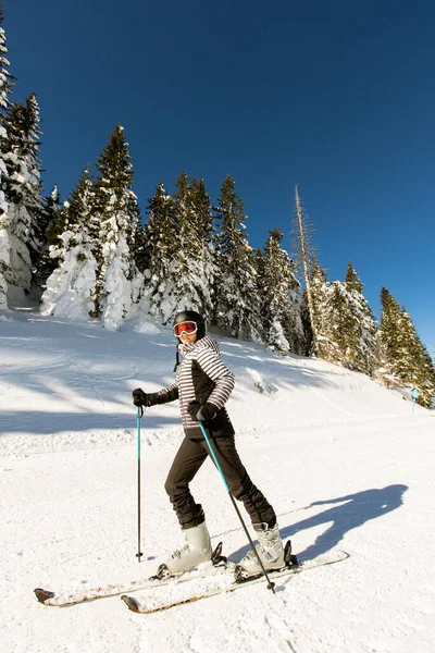 Jeune Femme Profitant Journée Hivernale Ski Sur Les Pistes Enneigées — Photo