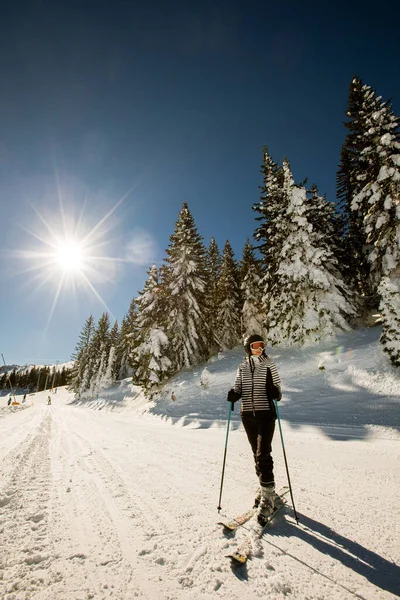 Joven Mujer Disfrutando Día Invierno Esquiando Las Pistas Cubiertas Nieve —  Fotos de Stock