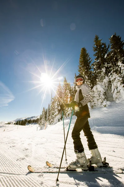 Giovane Donna Che Gode Giornata Invernale Sciando Sulle Piste Innevate — Foto Stock