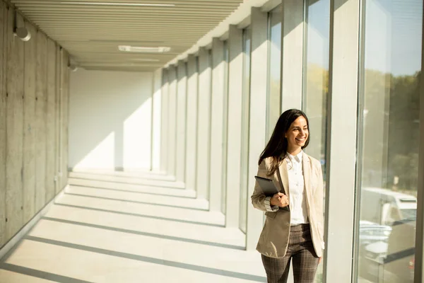 Young Businesswoman Walking Modern Office Hallway Sunny Day — Stock Photo, Image