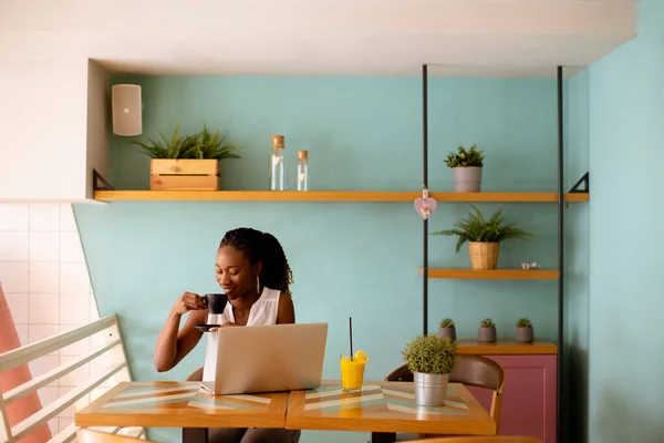 Muito Jovem Mulher Negra Bebendo Café Enquanto Trabalhava Laptop Café — Fotografia de Stock
