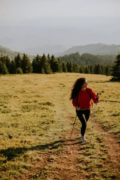 Mujer Joven Sonriente Caminando Con Mochila Sobre Verdes Colinas —  Fotos de Stock